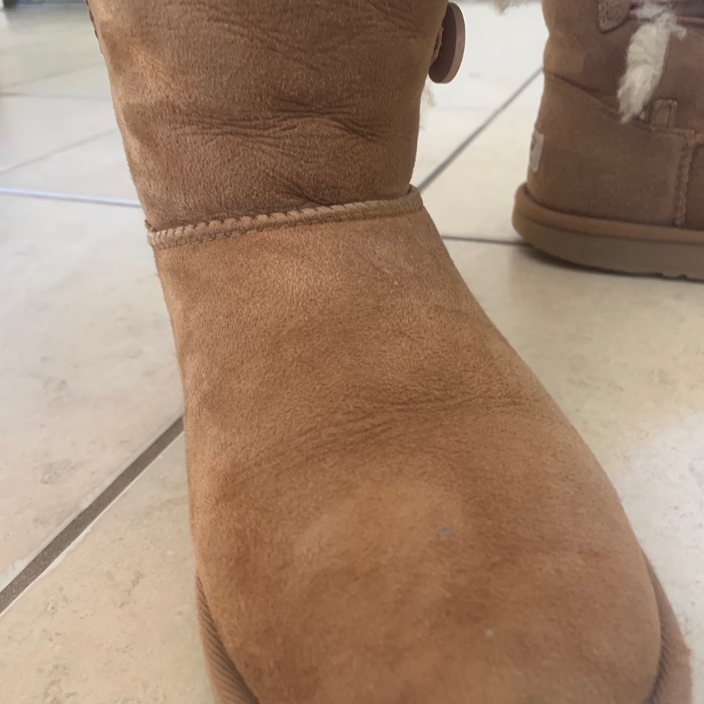 Button Ugg’s - Picture 4 of 5
